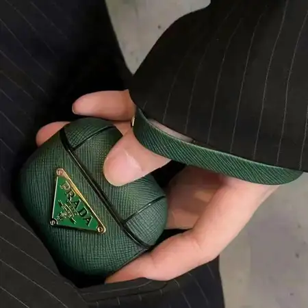 プラダ カバー アイホン17 