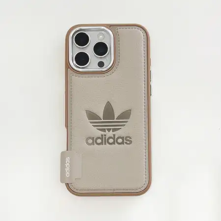 アイフォーン17プロ スマホケース adidas風 