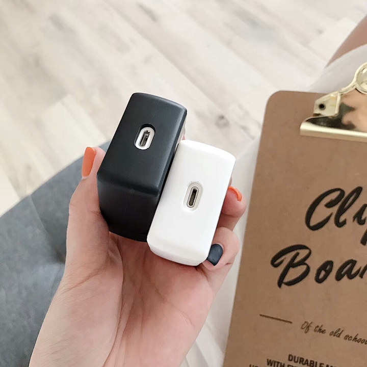 アディダス ケース iphone17