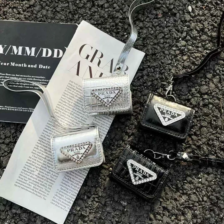 アイフォーン17 収納ケース prada 